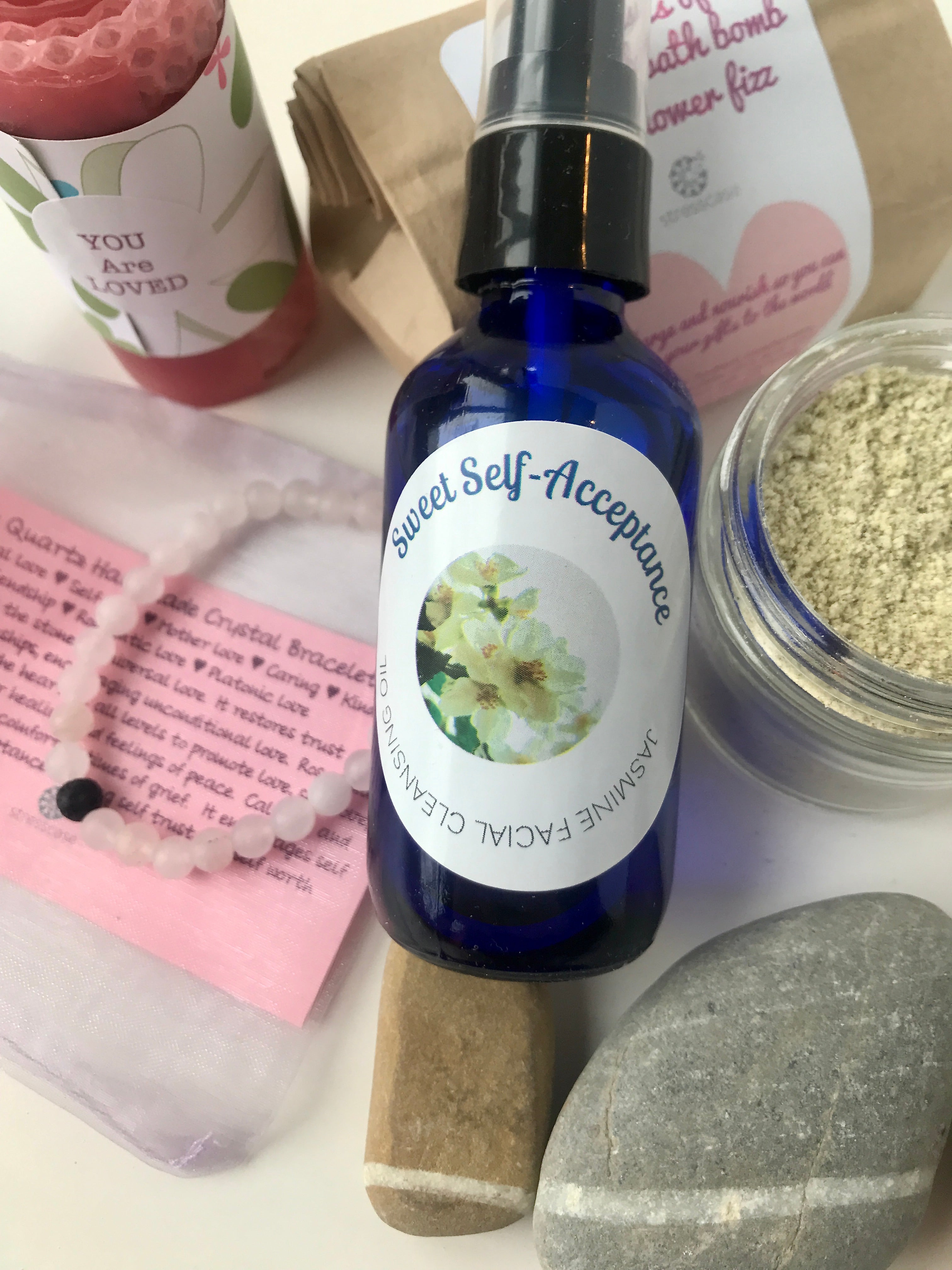This facial oil is all natural and cruelty-free, hand made in small batches by Stresscase.  Recommended for sensitive skin.  Works as a make up remover and a quick cleanse method or even the first step in a two-step cleansing method. Very lightly fragranced with Jasmine Essential Oil.